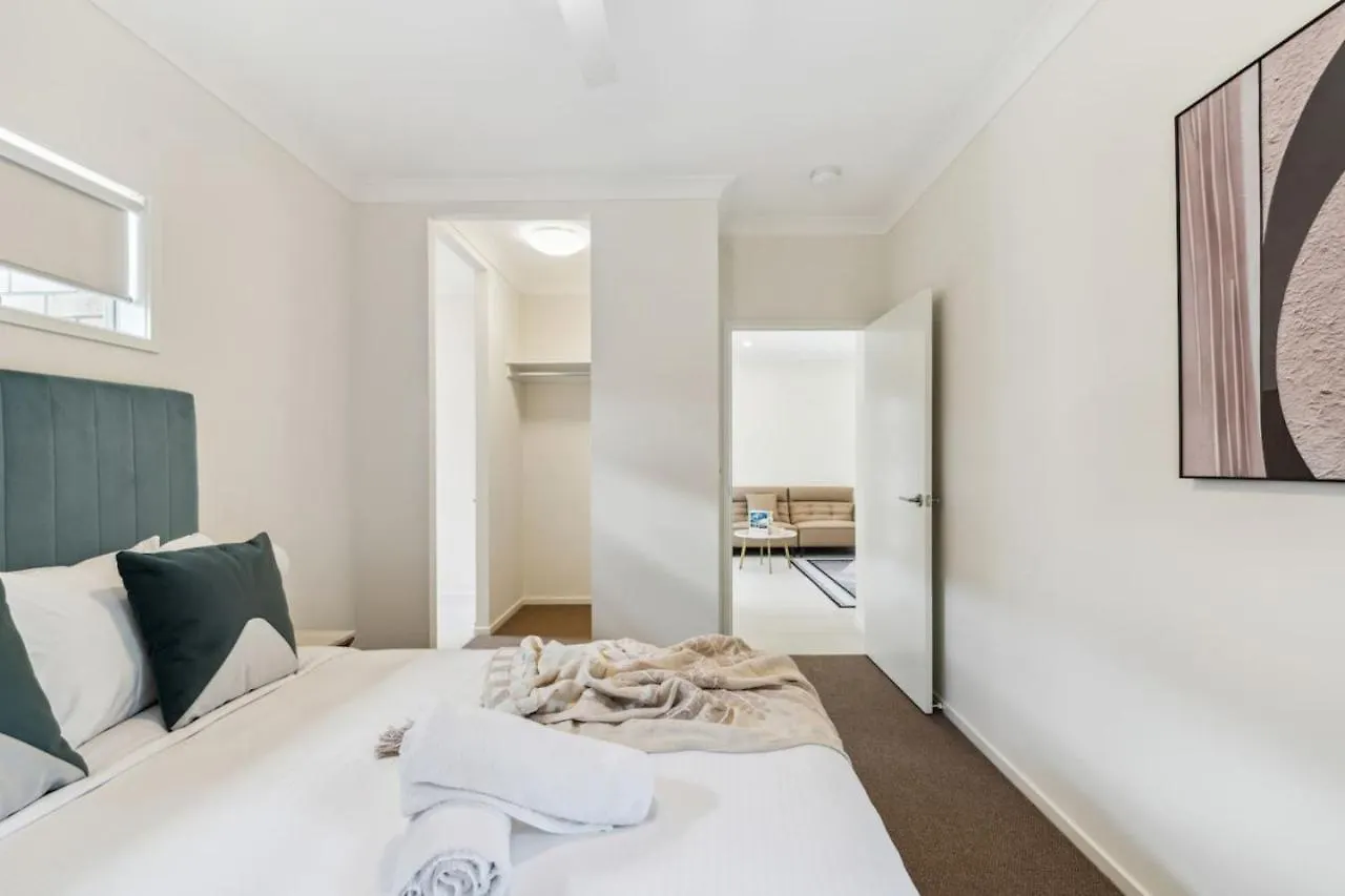 Tranquil 3B2B Home With Parking Backyard And 5Mins Walk To Mall Springfield Lakes Holiday home