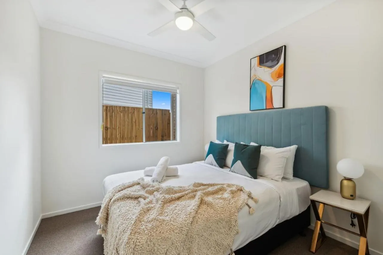 Tranquil 3B2B Home With Parking Backyard And 5Mins Walk To Mall Springfield Lakes 0*,