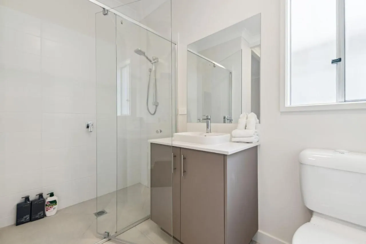 Holiday home Tranquil 3B2B Home With Parking Backyard And 5Mins Walk To Mall Springfield Lakes