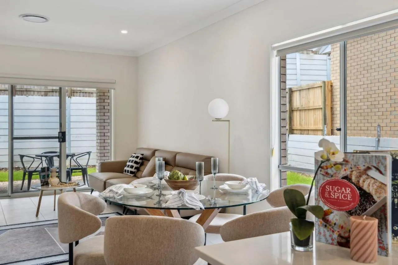 Tranquil 3B2B Home With Parking Backyard And 5Mins Walk To Mall Springfield Lakes
