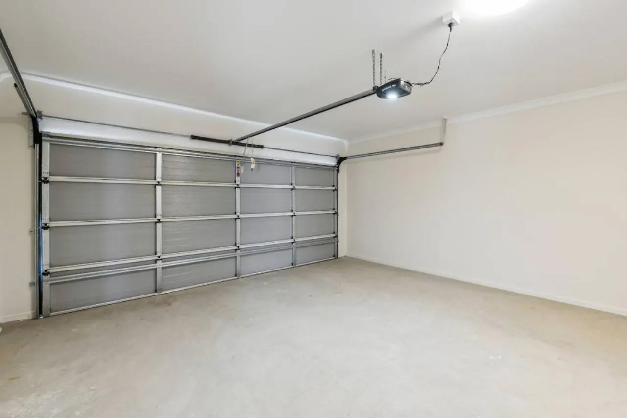 Holiday home Tranquil 3B2B Home With Parking Backyard And 5Mins Walk To Mall Springfield Lakes
