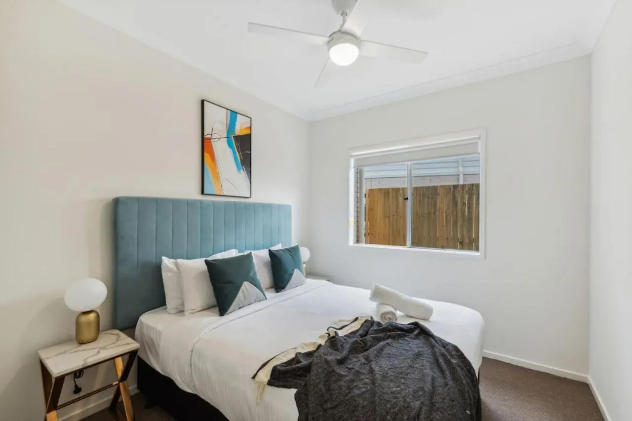 Holiday home Tranquil 3B2B Home With Parking Backyard And 5Mins Walk To Mall Springfield Lakes