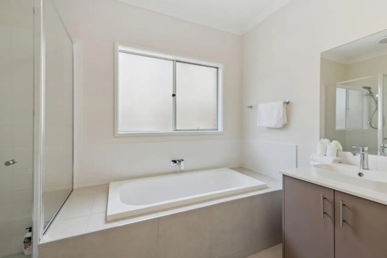 Tranquil 3B2B Home With Parking Backyard And 5Mins Walk To Mall Springfield Lakes 0*,