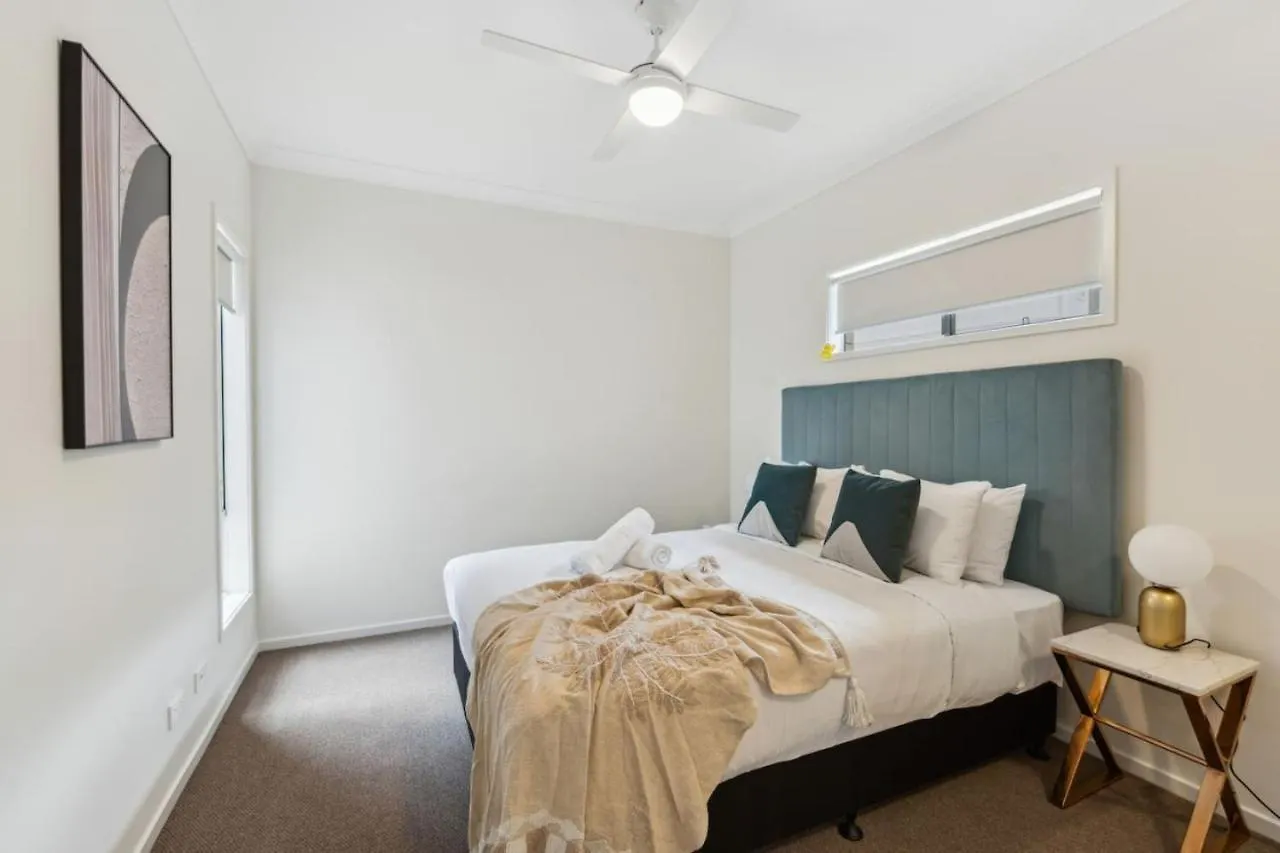 Tranquil 3B2B Home With Parking Backyard And 5Mins Walk To Mall Springfield Lakes 0*,  Australia