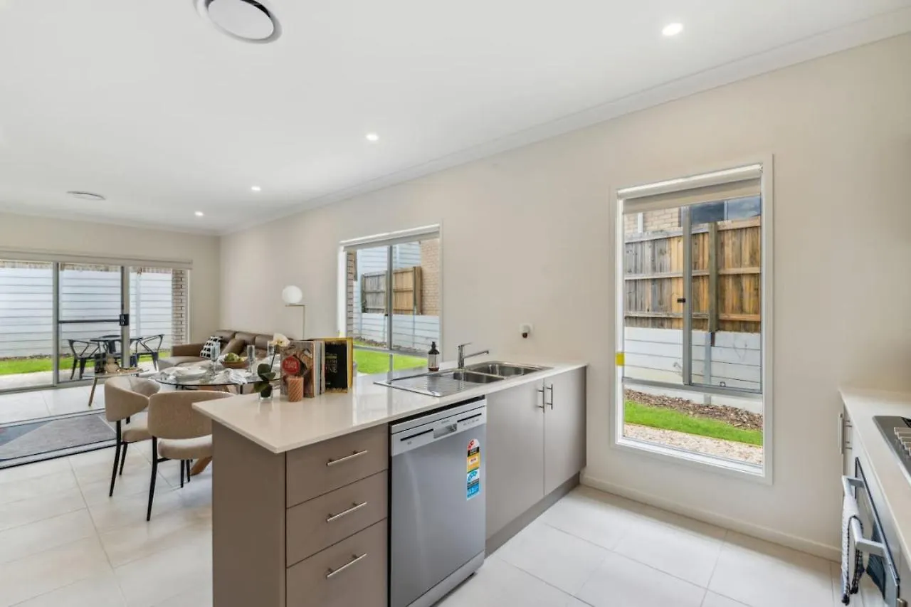 Tranquil 3B2B Home With Parking Backyard And 5Mins Walk To Mall Springfield Lakes 0*,  Australia