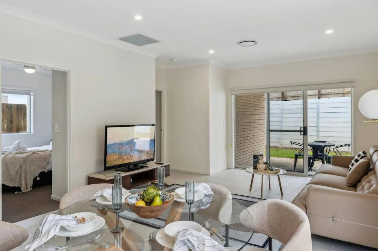 Holiday home Tranquil 3B2B Home With Parking Backyard And 5Mins Walk To Mall Springfield Lakes