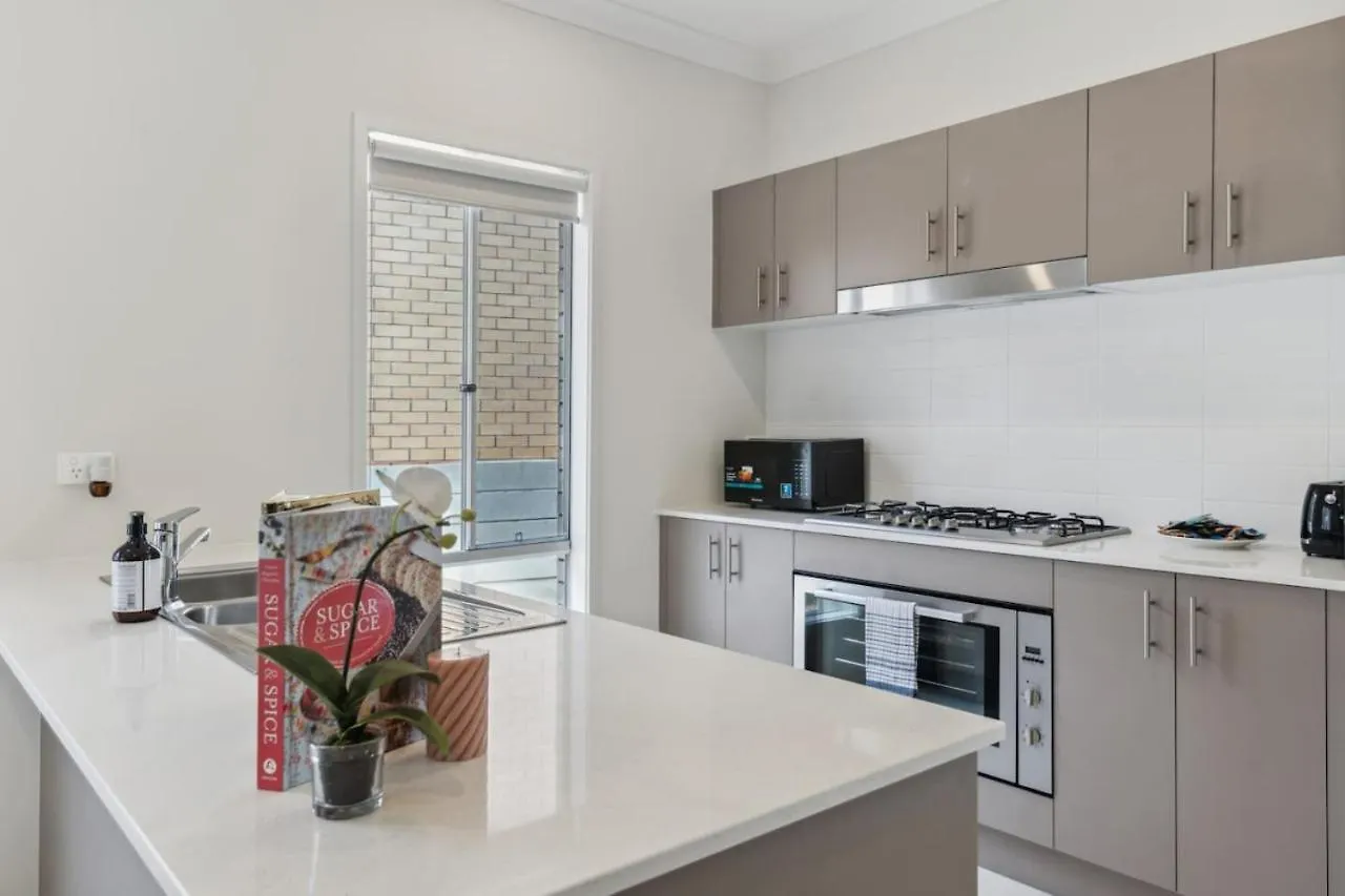 Holiday home Tranquil 3B2B Home With Parking Backyard And 5Mins Walk To Mall Springfield Lakes