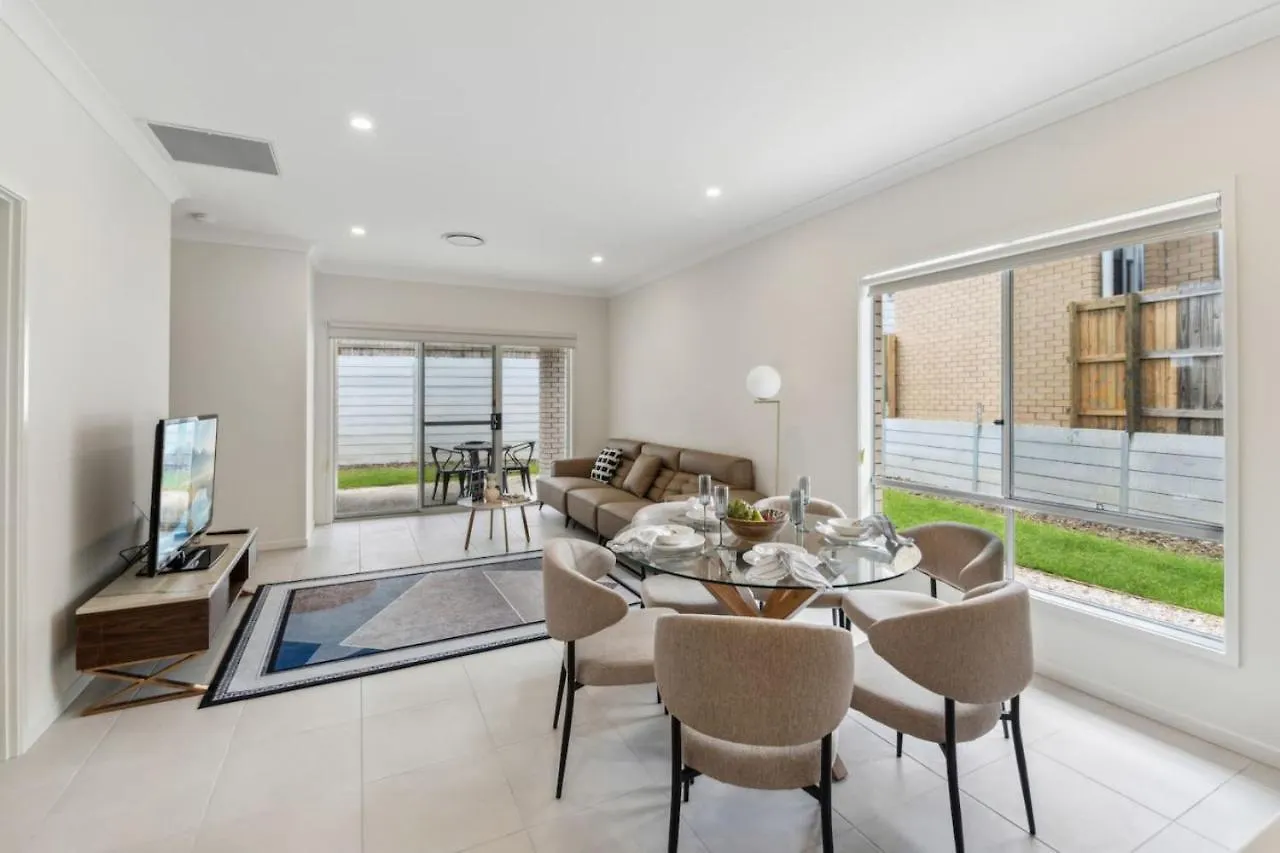 Holiday home Tranquil 3B2B Home With Parking Backyard And 5Mins Walk To Mall Springfield Lakes Australia