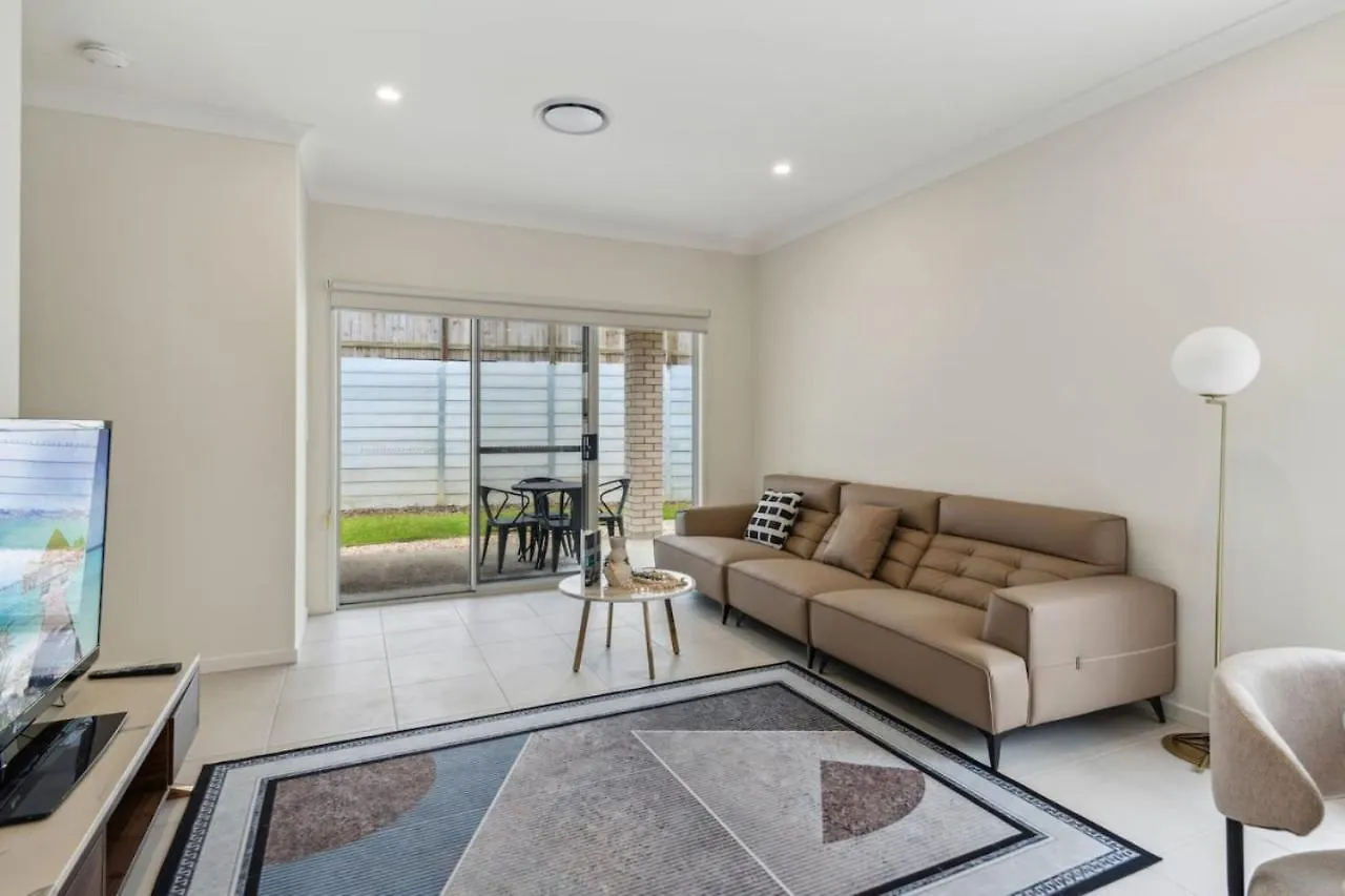 Tranquil 3B2B Home With Parking Backyard And 5Mins Walk To Mall Springfield Lakes Holiday home