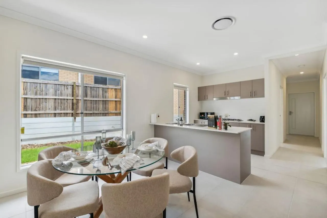 Tranquil 3B2B Home With Parking Backyard And 5Mins Walk To Mall Springfield Lakes