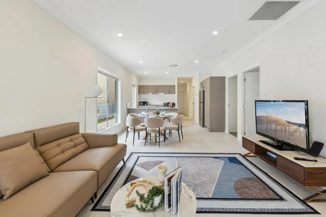 Tranquil 3B2B Home With Parking Backyard And 5Mins Walk To Mall Springfield Lakes